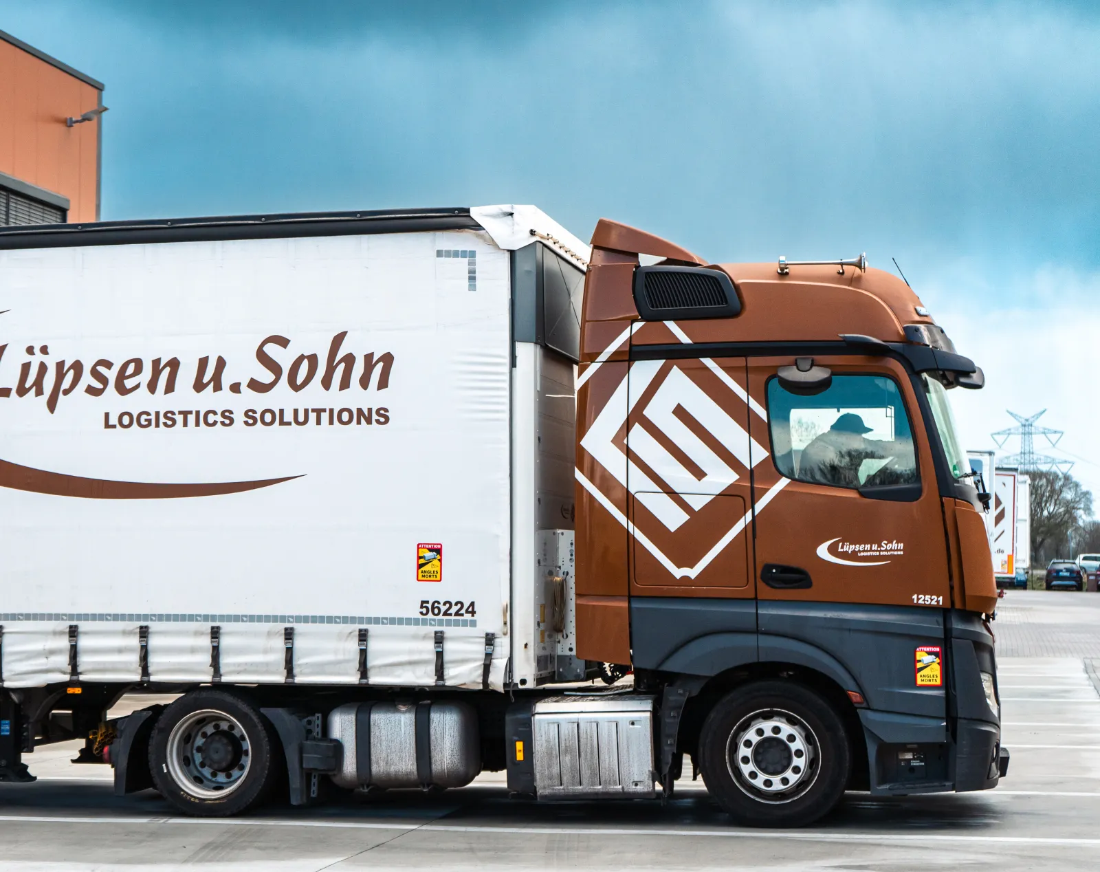 Lkw Vor Halle 2