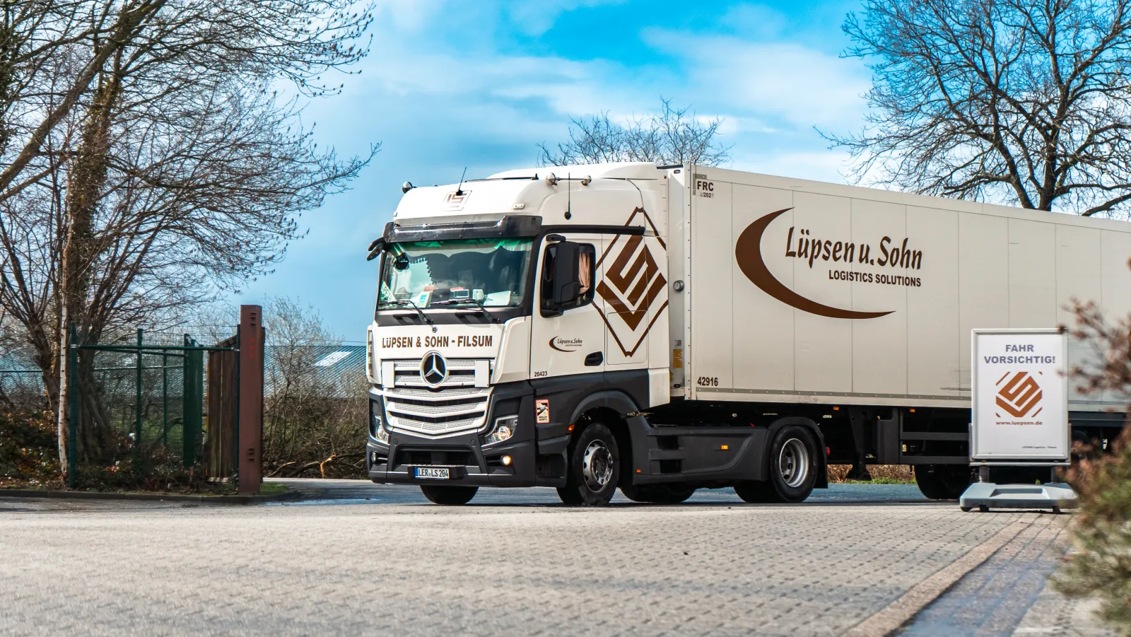 Lkw Vor Halle 6