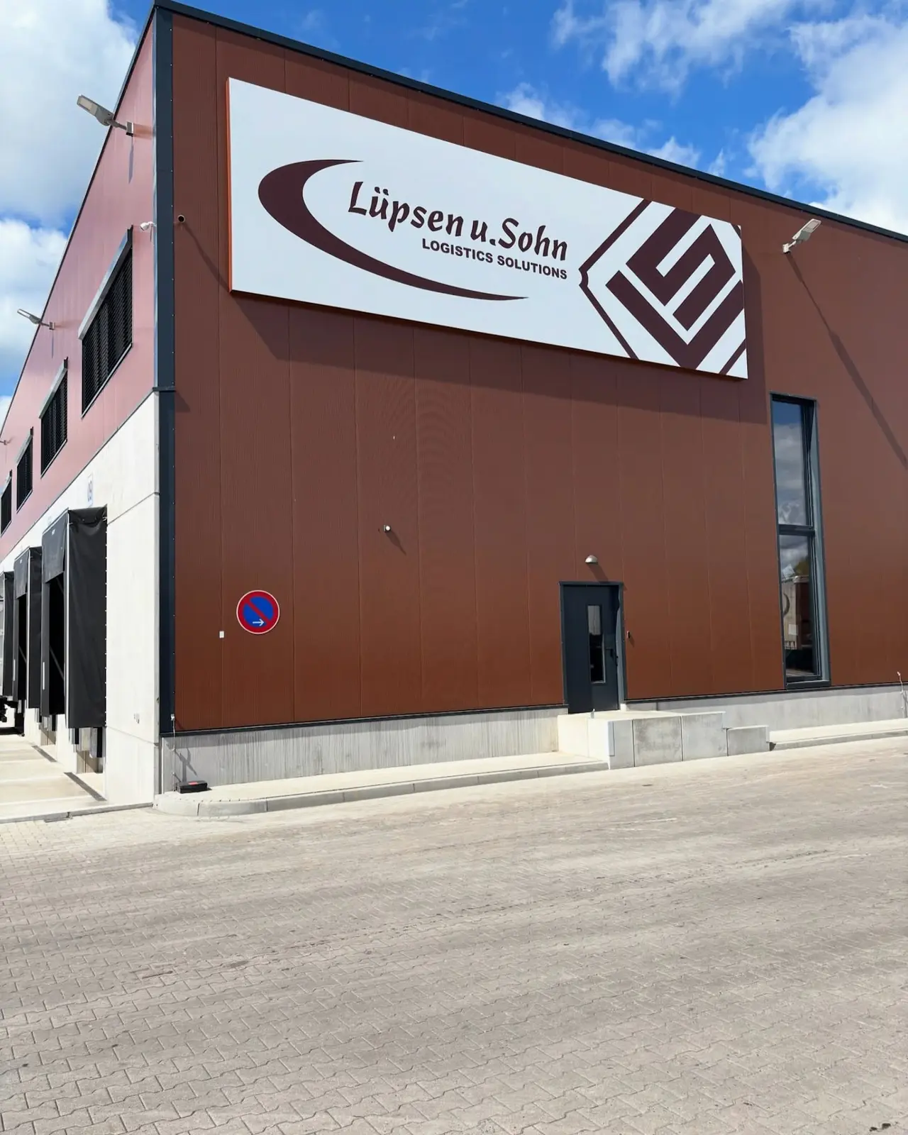Firmengebäude mit Lüpsen Logo