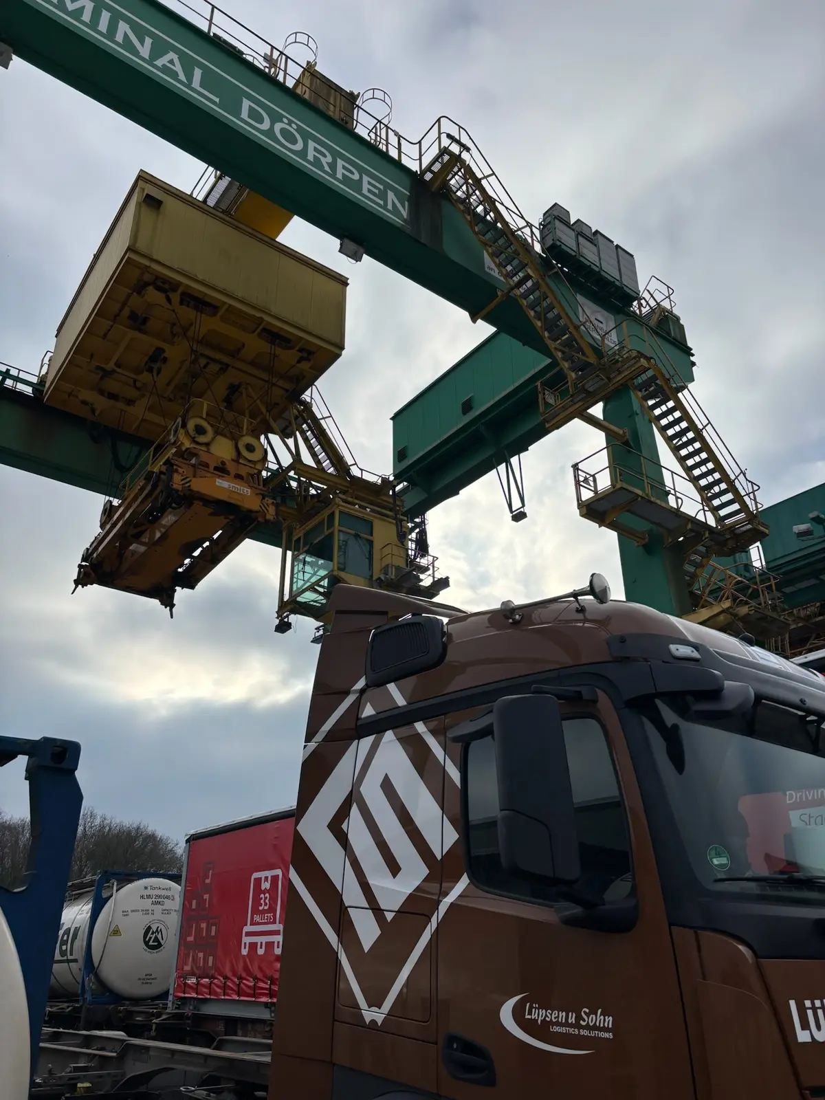 LKW wird beladen