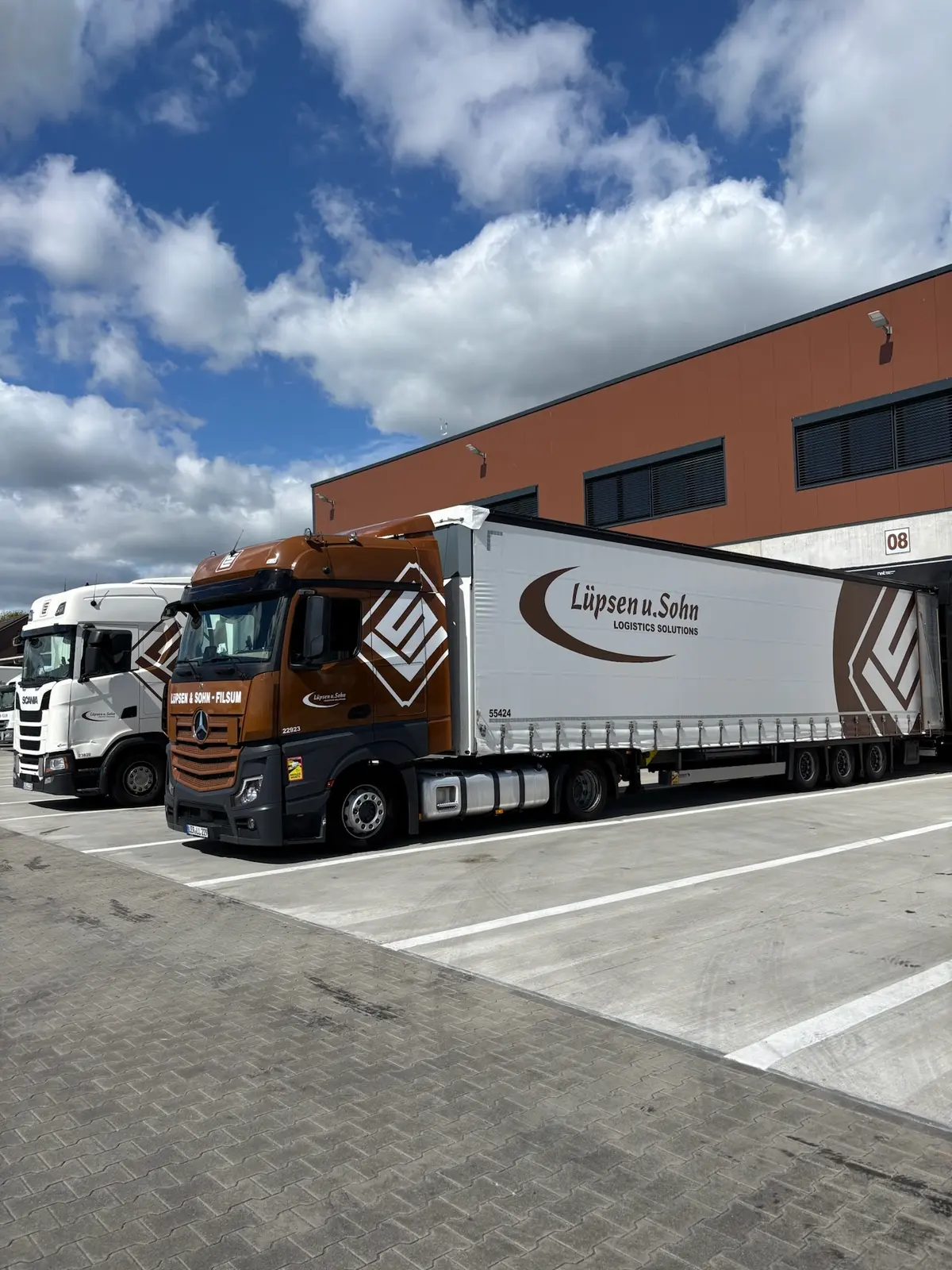 LKW an der Lagerhalle