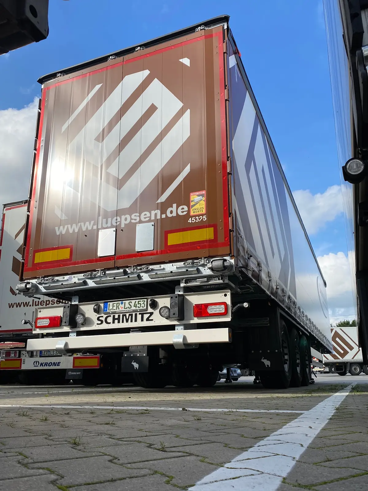 LKW von hinten auf der Straße